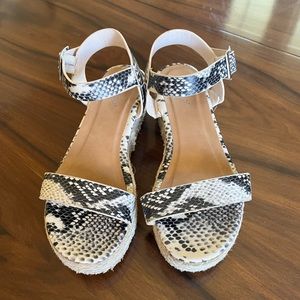 Bamboo faux snakeskin platform sandals.      Size 7.5